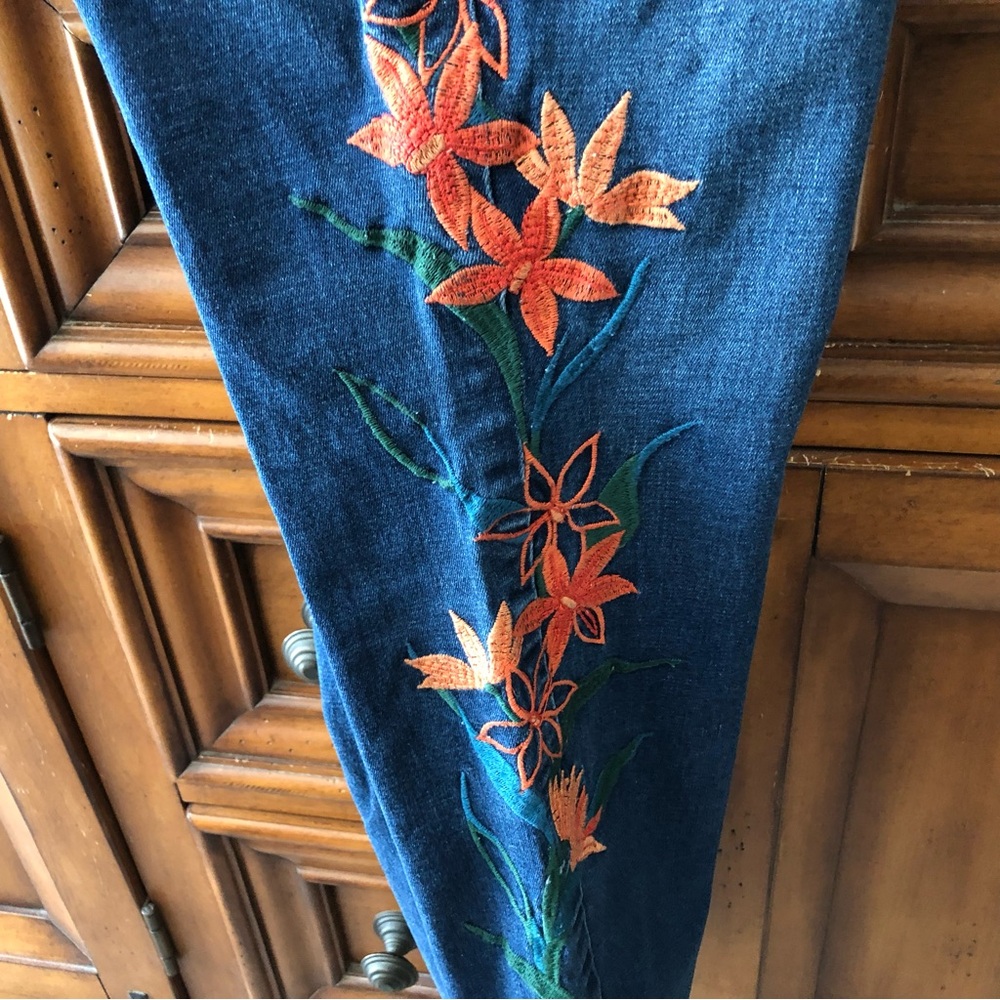 EUC Just Fab embroidered jeans - Picture 7 of 9